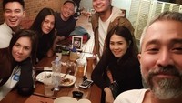 Bersama Lukman Sardi, Baim Wong hingga Wulan Guritno, Robby tampak akrab sambil makan malam. Kali ini mereka hangout di kafe kekinian. Foto: instagram @ertantorobbysoediskam