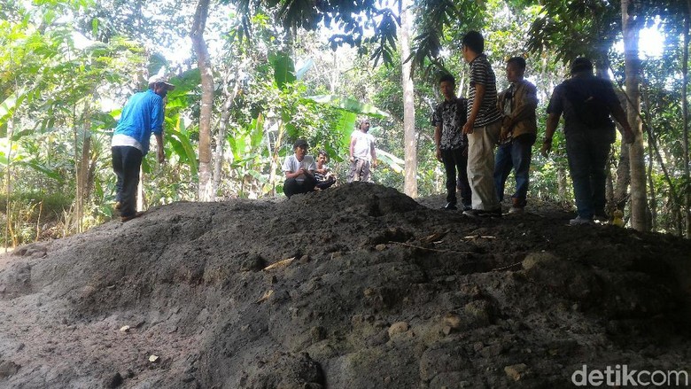 Lokasi Ibu-Anak Buka Tenda sering Didatangi Warga untuk Tirakat Lokasi Ibu-Anak Buka Tenda sering Didatangi Warga untuk Tirakat