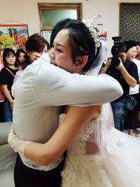 Momen haru ayah yang menangis dan tak rela membiarkan putrinya pergi saat menikah