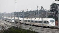 Guangzhou-Urumqi, China Railways. Rute ini mencakup jarak 4.684 km. Pada rute ini membutuhkan waktu sekitar 49 jam, 34 menit untuk sampai pada tujuan dan berhenti di 31 stasiun. Istimewa/Dok.www.topten10list.com.