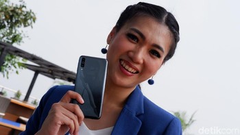 Ponsel ini sudah bisa dipesan secara eksklusif di Lazada. Selama 25 - 31 Juli 2019 diberikan harga khusus, yakni Rp 2,999 juta. Setelahnya akan menjadi Rp 3,399 juta. Foto: Adi Fida Rahman/detikINET