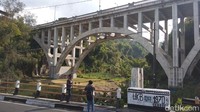 Traveler diperbolehkan untuk mengambil foto dari jalan yang lama. Karena dilarang berhenti di atas jembatan yang baru. (Eko Susanto/detikcom)