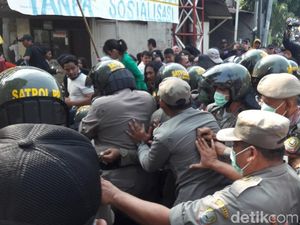 Penggusuran Bangunan Liar di Bekasi, Warga Bentrok dengan Satpol PP