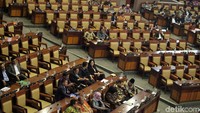 55 anggota dewan izin dalam rapat tersebut.