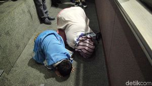 Amnesti Disetujui DPR, Baiq Nuril Sujud Syukur