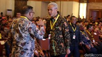 Gubernur Jawa Tengah, Ganjar Pranowo hadir dengan memakai batik lengan panjang.