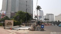 Kita lebarin lagi mulai UOB muter HI lagi sampai ICBC. Totalnya dilebarin lagi. Mulai jalan kok sekarang. (Selesai) diperkirakan Agustus-September selesai, kata Hari  (Lisye/detikcom)