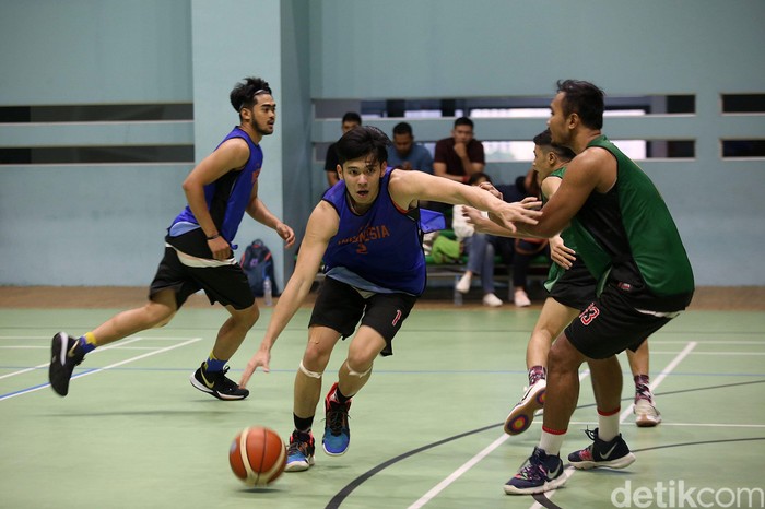 Tim nasional basket putra Indonesia menggelar latihan sebagai persiapan SEA Games 2019 di GBK Arena, Senayan, Kamis (25/7/2019). Latihan dipimpin langsung oleh pelatih baru, Rajko Toroman.