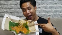 Siapa yang bisa menolak enaknya sate Padang? Satu bungkus sate Padang, habis tak tersisa lengkap dengan ekspresi kenyang Gofar. Foto: Instagram @pergijauh