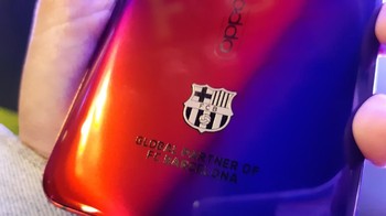 Mirip dengan ponsel Oppo khusus edisi FC Barcelona sebelumnya, terdapat juga gold plate 18 karat pada bagian bawah belakang ponsel ini. Foto: Aisyah Kamaliah/detikINET