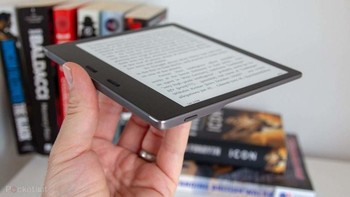 Bobotnya ringan dan ada semacam pegangan untuk memudahkan pengguna saat membaca buku. Foto: Pocket Lint