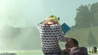 Ada yang cuma duduk di pinggir kolam dan mendingin kaki, tapi banyak juga yang masuk ke dalam dan berendam. (CNN)