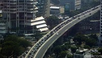 Baik di bawah maupun di atas JLNT kemacetan tak terhindarkan di jam-jam sibuk.