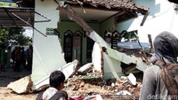Sampai di lokasi kejadian, truk trailer oleng ke kiri dan menabrak median jalan.