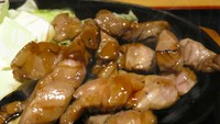 Lagi-lagi hidangan berbahan dasar daging. Kelihatannya Yoshi penyuka olahan daging sapi nih. Foto: Twitter @yonyon76