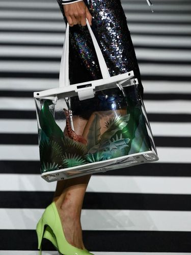 Dear Ladies, Ini Plus Minus Pakai Tas Transparan yang Lagi Tren