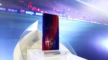 Oppo Reno FC Barcelona Limited Edition ini dijual sebanyak 300 unit di Indonesia dengan harga Rp 12.999.000. Foto: Aisyah Kamaliah/detikINET