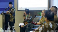 Dikatakan pada buku ini, karakter ketua MK Jimly Asshidiqie adalah kombinasi dari pendekatan maksimalis dan minimalis. Ia menerapkan quasi-weak form of review sebagai cara untul meminimalkan dampak putusan.