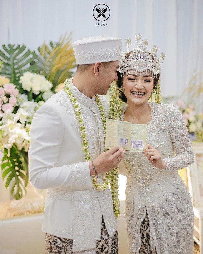 Saat akad nikah, wanita 28 tahun tersebut tampak mengenakan kebaya putih yang cantik. Kebaya bernuansa nasional tersebut hadir dengan bordiran bunga dan aksen-aksen mutiara serta kristal. Foto: Instagram