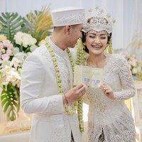 Saat akad nikah, wanita 28 tahun tersebut tampak mengenakan kebaya putih yang cantik. Kebaya bernuansa nasional tersebut hadir dengan bordiran bunga dan aksen-aksen mutiara serta kristal. Foto: Instagram