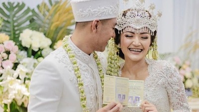 Foto: Cantiknya Siti Badriah Menikah dengan Adat Sunda