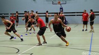 Para pebasket timnas tampak bersemangat mengikuti latihan.