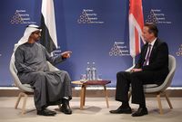 Putra Mahkota Abu Dhabi Pakai Sneakers saat Bertemu Jokowi, Netizen Salfok
