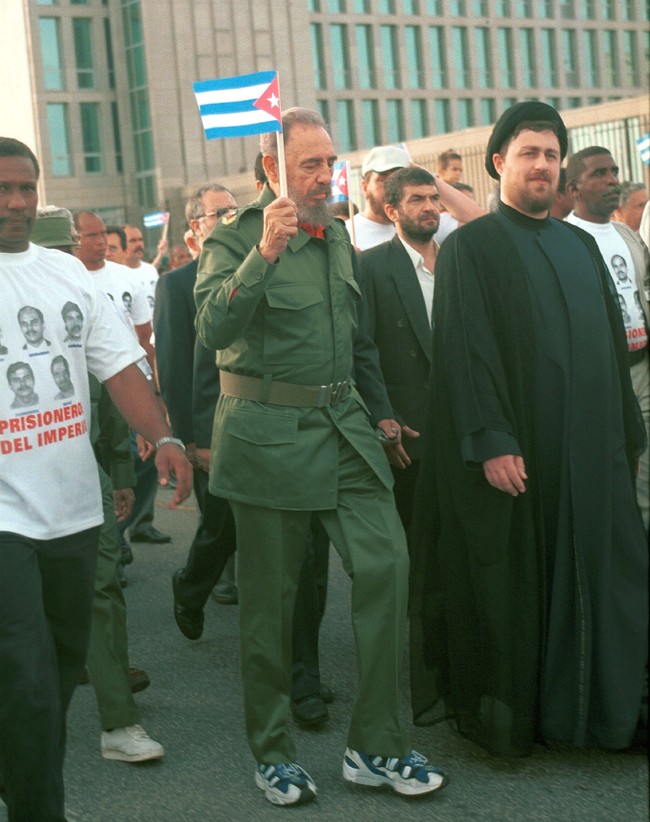 Mendiang pemimpin komunis Fidel Castro juga kerap terlihat memakai sneakers semasa menjabat sebagai presiden Kuba. Ketika turun ke jalan dalam aksi demonstrasi anti-Amerika di Havana pada 2001 lalu, Fidel memadukan baju hijau bergaya militer dengan sneakers putih kebiruan. (Foto: Getty Images)