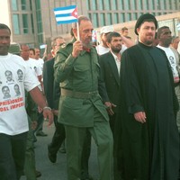 Mendiang pemimpin komunis Fidel Castro juga kerap terlihat memakai sneakers semasa menjabat sebagai presiden Kuba. Ketika turun ke jalan dalam aksi demonstrasi anti-Amerika di Havana pada 2001 lalu, Fidel memadukan baju hijau bergaya militer dengan sneakers putih kebiruan. (Foto: Getty Images)