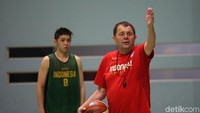 Latihan dipimpin oleh Rajko Toroman. Dia menjadi pelatih kepala timnas basket putra Indonesia menggantikan Wahyu Widayat Jati.