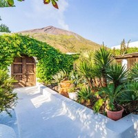 Villa ini juga berada dekat kawasan gunung dan pulau vulkanik yang dikenal dengan iddu. Matahari terbit adalah saat yang tepat untuk melihat keindahan alam di sekitarnya. Sebab akan terpampang pemandangan langit berwarna pink oranye. Foto: Dok. Lionard Luxury Real Estate