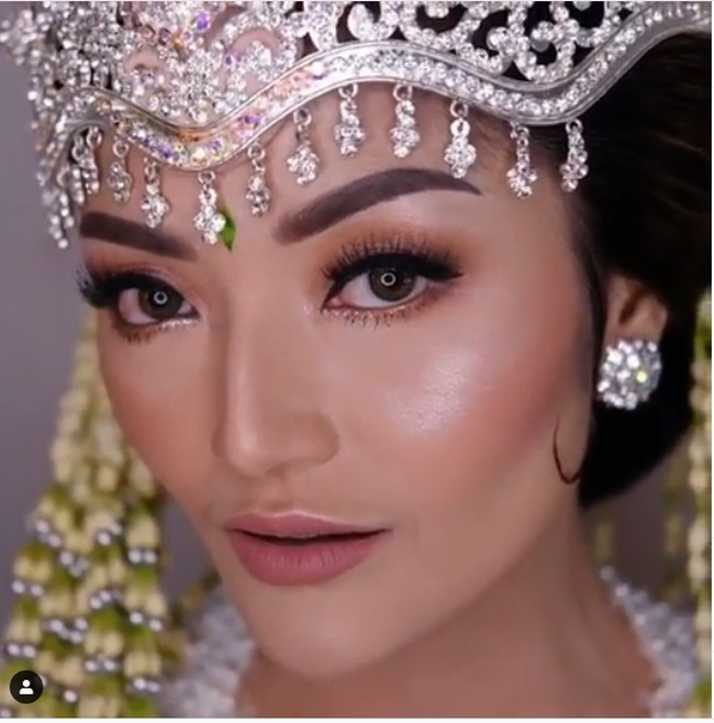 Untuk riasan, penyanyi tersebut tampil cantik dengan makeup yang flawless. Dari unggahan foto dan video, kompleksi Siti Badriah tampak bersinar dan tidak berlebihan. Siti pun memilih lipstik bernuansa nude yang lebih lembut. Foto: Instagram