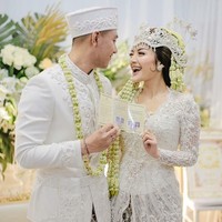 Pedangdut Siti Badriah resmi menikah dengan pria pilihannya, Krisjiana Baharudin pada Kamis (25/7/2019) pagi tadi. Dari sejumlah foto dan video yang beredar di media sosial, Siti Badriah tampak cantik dan sumringah. Foto: Instagram