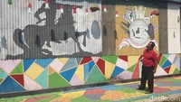 Ide awal pembuatan Kampung Warna Warni ini yakni kerja bakti untuk memperingati HUT RI Kemerdekaan pada tahun 2017. Namun, warga merasa ini sesuatu hal yang unik (Eko/detikcom)