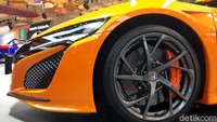 Secara dimensi, mobil ini memiliki wheelbase 2.630 mm dengan panjang 4.470 mm dan lebar 2.217 mm dengan komponen sasis, ban dan penyetelan perangkat lunak yang telah dimodifikasi untuk menghasilkan Honda NSX yang lebih responsif terhadap pengemudi untuk penggunaan harian hingga ke sirkuit.