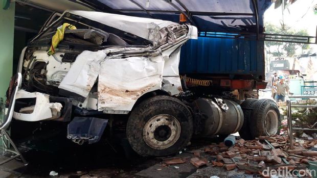 Penampakan Kerusakan Akibat Trailer Tabrak Puskesmas di Boyolali