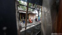 Sementara warga yang masih menetap adalah mereka yang belum mendapat kompensasi. Mereka masih menunggu pembayaran dengan nominal yang telah ditentukan.