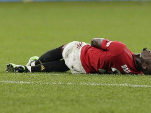 Eric Bailly Cedera Lutut, Jalan Pakai Kruk