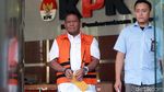 Biar Terkenal, Tahanan KPK Ini Acungkan Jempol