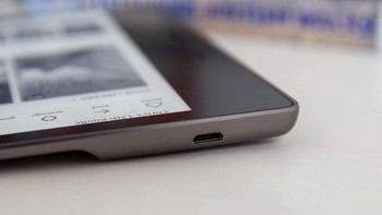 Ia dirancang tahan air dengan rating IPX8, bisa dimasukkan ke air kedalaman 2 meter selama sejam tanpa masalah. Oh ya, isi ulangnya masih menggunakan port micro USB, belum USB Type C. Foto: Pocket Lint