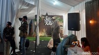 Siti Badriah menyulap daerah rumahnya dan menjadikan tempat acara pernikahan.