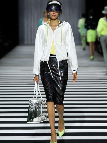 Dear Ladies, Ini Plus Minus Pakai Tas Transparan yang Lagi Tren