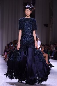 Model Asia di fashion show Givenchy.