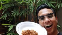 Jatuh cinta dengan enaknya rendang khas Minang, Gofar pasang senyum lebar dengan sepiring rendang di fotonya. Foto: Instagram @pergijauh