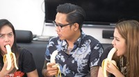 Sudah tidak dipungkiri lagi, bahwa Gofar punya sejuta ide kreatif dari konten-konten yang diciptakannya. Contohnya saat ia mengajak beberapa orang untuk makan buah pisang dengan ekspresi mereka yang lucu. Foto: Instagram @pergijauh
