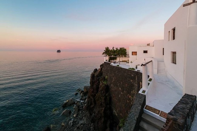 Villa mewah duo desainer Domenico Dolce dan Stefano Gabbana berada Pulau Stromoli, Sisilia, Italia. Properti tersebut berdiri di dekat tebing yang langsung menghadap ke pemandangan laut nan indah. Foto: Dok. Lionard Luxury Real Estate