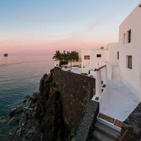 Villa mewah duo desainer Domenico Dolce dan Stefano Gabbana berada Pulau Stromoli, Sisilia, Italia. Properti tersebut berdiri di dekat tebing yang langsung menghadap ke pemandangan laut nan indah. Foto: Dok. Lionard Luxury Real Estate