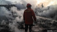 Petugas pemadam kebakaran tengah melakukan pendinginan.