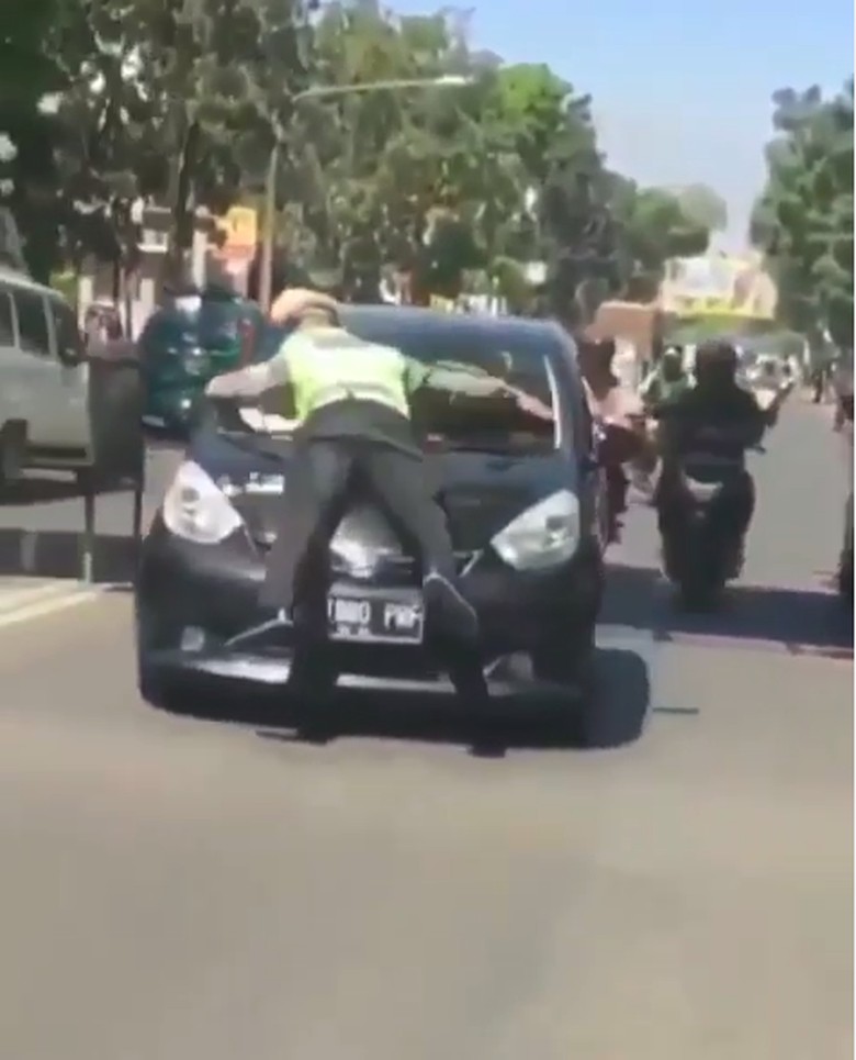 Aksi Polisi  Nemplok di Kap Mobil  Mirip Spiderman 