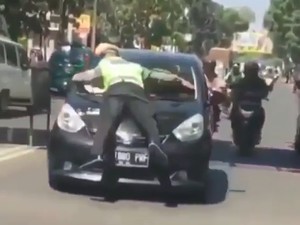 Aksi Polisi Nemplok di Kap Mobil, Mirip Spiderman